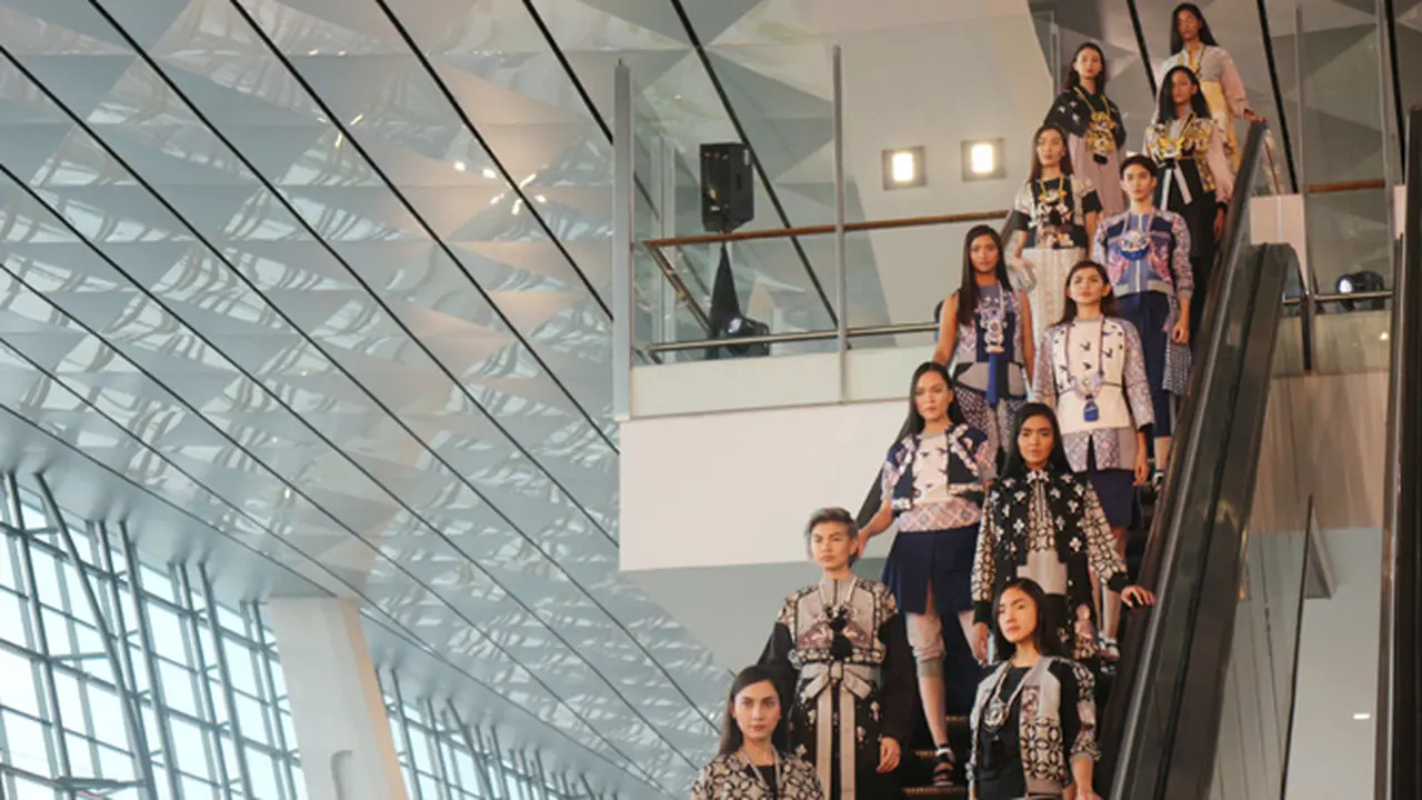 Apa ya jadinya jika ada fashion show di dalam bandara? Yuk, lihat serunya acara Terminal 3 Fashion Show Angkasa Pura II dan Liputan6.com!