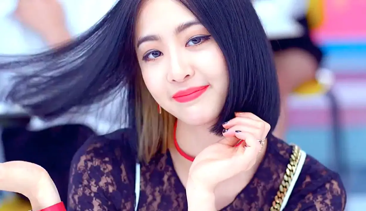 Dilansir dari laman Koreaboo (22/8/16), Dasom Sistar mengungkapkan pengalamannya usai mendapatkan kritikan pedas dari netizen. Dasom sempat di bully karena fotonya semasa sekolah yang bertubuh gemuk. (Koreaboo)