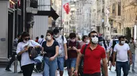 Warga mengenakan masker berjalan di sebuah jalan di Istanbul, Turki (1/7/2020). Menteri Kesehatan Turki Fahrettin Koca mengatakan bahwa kasus baru COVID-19 pekan lalu di Istanbul, kota metropolis terbesar di Turki, menyumbang 54 persen dari seluruh peningkatan kasus. (Xinhua/Xu Suhui)