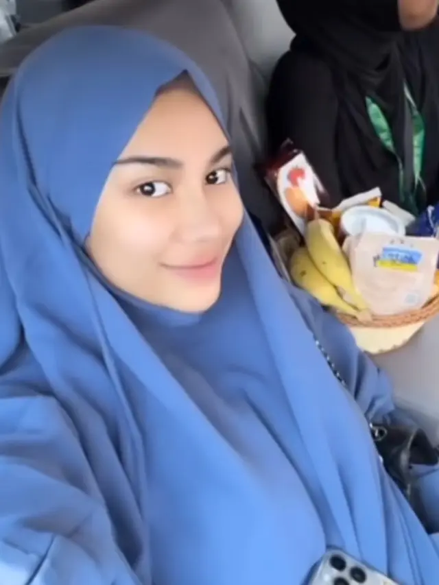 Azizah Salsha saat umrah. [@azizahsalsha_]