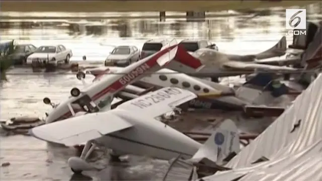 Sebuah bandara di North Carolina, Amerika Serikat hancur akibat badai kencang. Bangunan dan pesawat kecil rusak akibat badai.