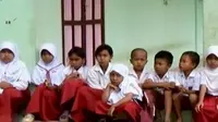 Tak Ada Guru, Siswa SD di Tasikmalaya Belajar Sendiri