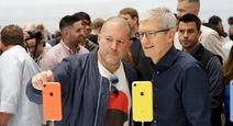 CEO Aplle Tim Cook dan Apple chief design officer Jonathan Ive melihat produk baru Apple di Apple Headquarters, Cupertino, California (12/9). Tiga iPhone terbaru Apple tersebut merupakan penerus dari iPhone X. (AP Photo/Marcio Jose Sanchez)