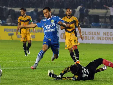 Penyerang Persib, Tantan mencoba melewati hadangan kiper Mitra Kukar, Shahar Ginanjar saat laga Turnamen Piala Bhayangkara di Stadion Si Jalak Harupat, Soreang, Bandung, Kamis (17/3/2016). Laga berakhir imbang 1-1. (Liputan6.com/Helmi Fithriansyah)