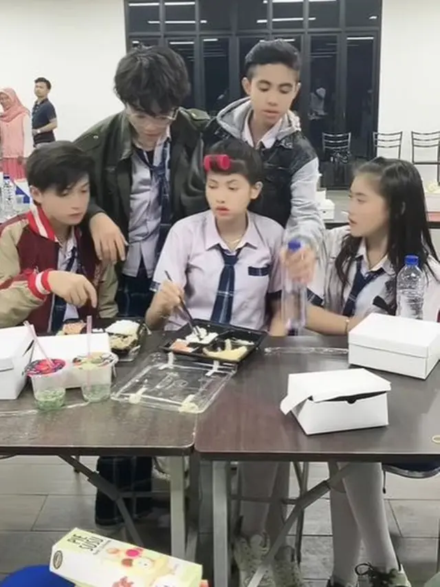 Sinetronnya Viral, Ini 6 Potret Kompak Pemain Magic 5 di Lokasi Syuting