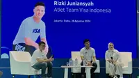 Atlet angkat besi Rizki Juniansyah, yang juga merupakan Tin VISA, saat memberi keterangan kepada awak media dalam acara&nbsp;meet and greet di bilangan Jakarta Pusat, Rabu (28/8/2024) siang WIB. (Liputan6.com/Melinda Indrasari)