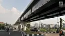 Kendaraan melintas di bawah proyek Jalan Layang Non Tol (JLNT) Pluit, Jakarta, Selasa (18/6/2019). Pembangunan JLNT yang akan menghubungkan Jalan Pluit City menuju Tol Bandara Soekarno Hatta tersebut mangkrak sejak dikerjakan pada tahun 2015. (merdeka.com/Iqbal Nugroho)