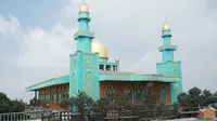 Masjid Jabal Nur yang berhadapan dengan Kawah Ratu nyaris tak tersentuh abu vulkanik Gunung Tangkuban Parahu. (Liputan6.com/Huyogo Simbolon)