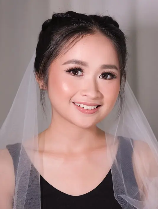 Saat acara pernikahan, wajah Gritte Agatha juga dipoles oleh MUA Victoria Makeup. Diketahui ini adalah potret Gritte saat tes makeup malam hari sebelum menikah. Meski tatanannya rambutnya belum dirapikan dan wajahnya belum selesai dipoles, namun bintang film Rahasia Bintang ini sudah terlihat cantik. Selalu tampil natural di setiap momen, Gritte Agatha dari menjelang pernikahan hingga pernikahannya tiba memang terlihat sangat berbeda. (Liputan6.com/IG/victoria_makeupatelier)