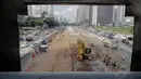 Bagian tengah median jalan Sudirman terlihat ditutup sebagai area kerja proses pengerukan pembangunan stasiun bawah tanah MRT, Jakarta, Kamis (14/8/14). (Liputan6.com/Faizal Fanani)
