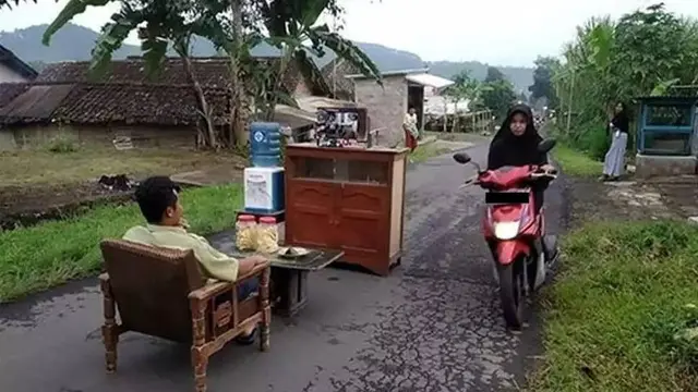 7 Potret Tingkah Nyeleneh Orang di Tengah Jalan Ini Bikin Heran