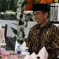 Presiden Joko Widodo atau Jokowi (kanan) dan Ketua MPR Zulkifli Hasan tertawa saat buka puasa bersama di Rumah Dinas MPR Widya Chandra, Jakarta, Jumat (8/6). Buka bersama untuk menjalin silaturahmi antara pejabat negara. (Liputan6.com/JohanTallo)