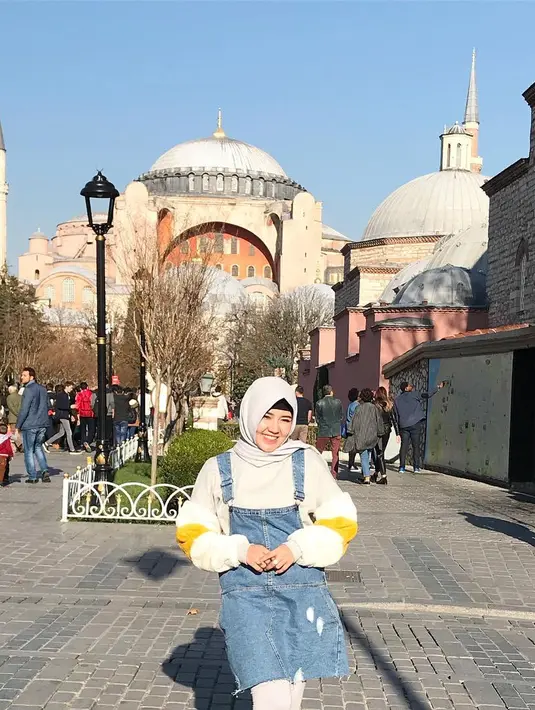 Saat berlibur di Turki Via Vallen tampil cantik dengan mengenakan hijab warna putih yang dipadu overall berbahan jeans. (Foto: instagram.com/viavallen)