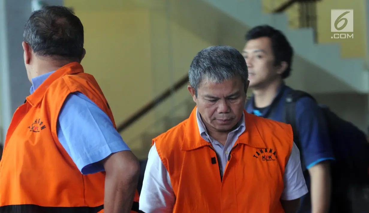 Dua tersangka Anggota DPRD Sumut, Washington Pane (kiri) dan Supervisor KPP Pajak Pratama Ambon Sulimin Ratmin usai diperiksa di gedung KPK, Jakarta (7/11). Sulimin diperiksa terkait suap pengurangan pajak yang harus dibayar. (Merdeka.com/Dwi Narwoko)
