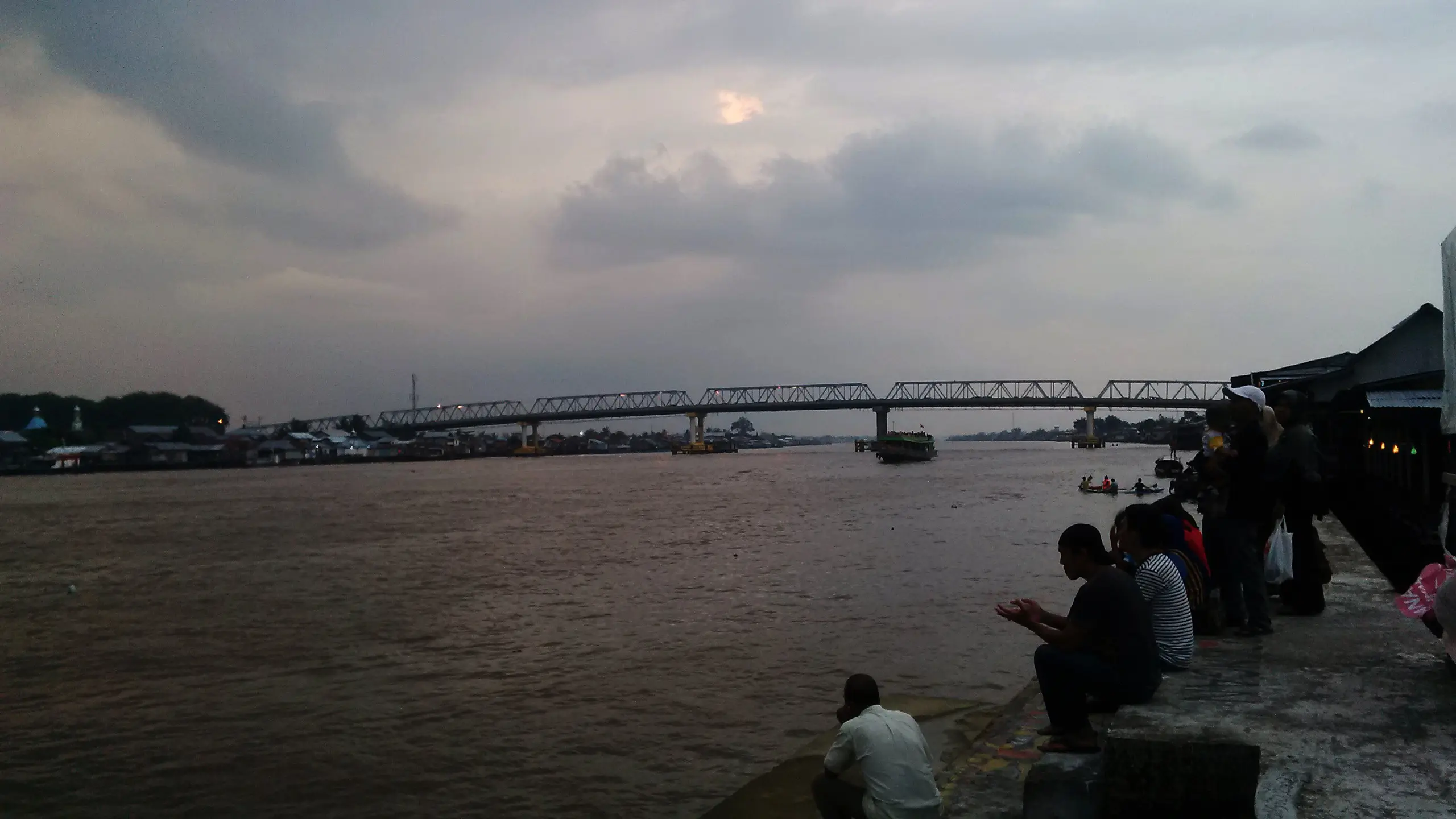 Suasana senja di bantaran Kapuas, sungai terpanjang di Indonesia, yang membelah Kota Pontianak, Kalimatan Barat. (Liputan6.com/Raden AMP)