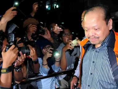 Komisi Pemberantasan Korupsi menahan mantan Ketua Komisi VI DPR, Sutan Bhatoegana, Jakarta, Senin (2/2/2015). (Liputan6.com/Faisal R Syam)