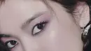 Eyeshadow pink dengan eyeliner atas bawah pun membuat mata Song Hye Kyo lebih hidup. Dengan hanya blush on tipisnya. Instagram @kyo1122