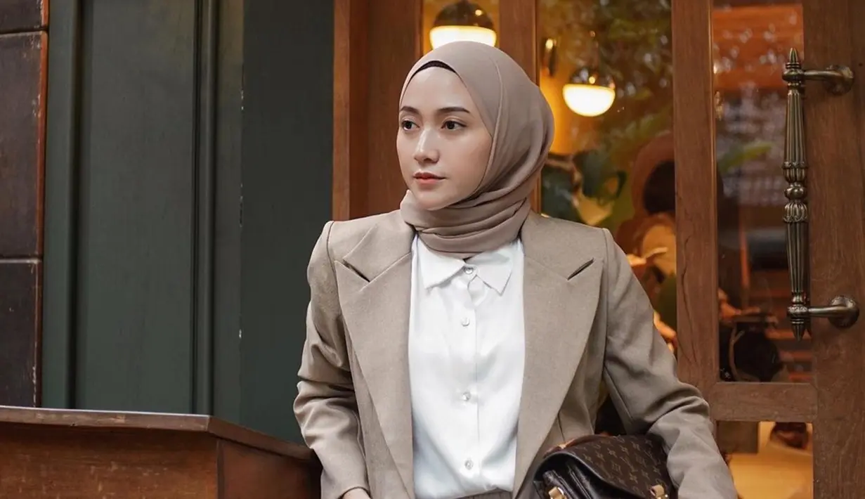 Perempuan berusia 28 tahun ini memang konsisten tampil kece. Ia sering unggah foto menawan pakai jas yang elegan. Tak ayal, foto Nisa Cookie pakai jas ini banjir like dan komentar dari netizen. Netizen tak ragu berikan komentar pujian untuk Nisa di kolom komentar. (Liputan6.com/IG/@nisacookie)