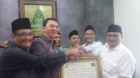 Pasangan calon gubernur DKI Jakarta Ahok - Djarot saat mengunjungi kantor GP Anshor. (Liputan6.com/Delvira Chairani Hutabarat)
