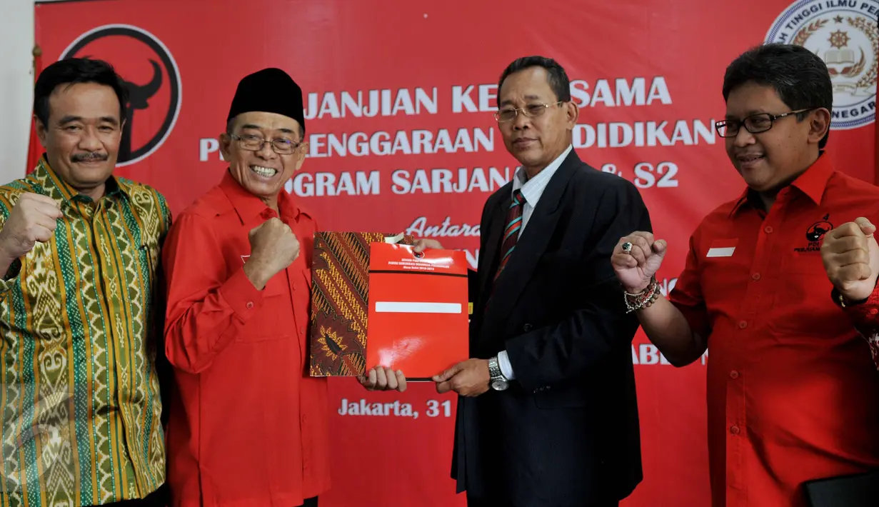 Ketua DPP PDIP bidang Ideologi dan Kaderisasi Idham Samawi (kedua kiri) bertukar naskah dengan Ketua STIPAN, Tjahya Supriyatna (kedua kanan) saat penandatangan kerjasama di Jakarta, Jumat (31/7/2015). (Liputan6.com/Johan Tallo)