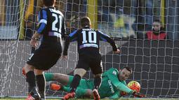 Kiper  Inter Milan, Samir Handanovic gagal menghalau bola  sehingga terjadi gol yang dicetak rekannya  Jeison Murillo pada lanjutan Liga Italia Serie A di Stadion Atleti Azzurri, Bergamo, Sabtu (16/1/2016). ( EPA/Paolo Magni)