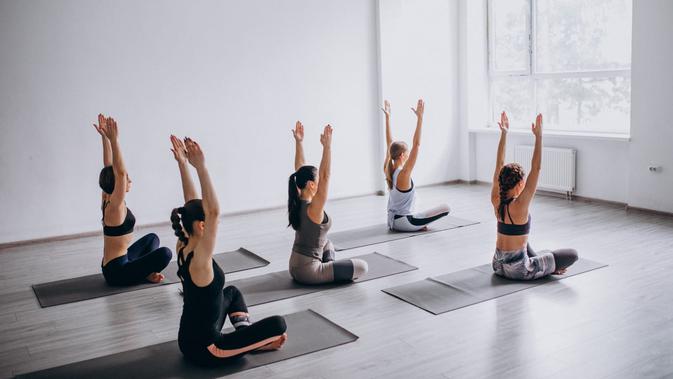 Anti-Kaku Kantor: 3 Gerakan Yoga Praktis Tanpa Matras untuk Karyawan