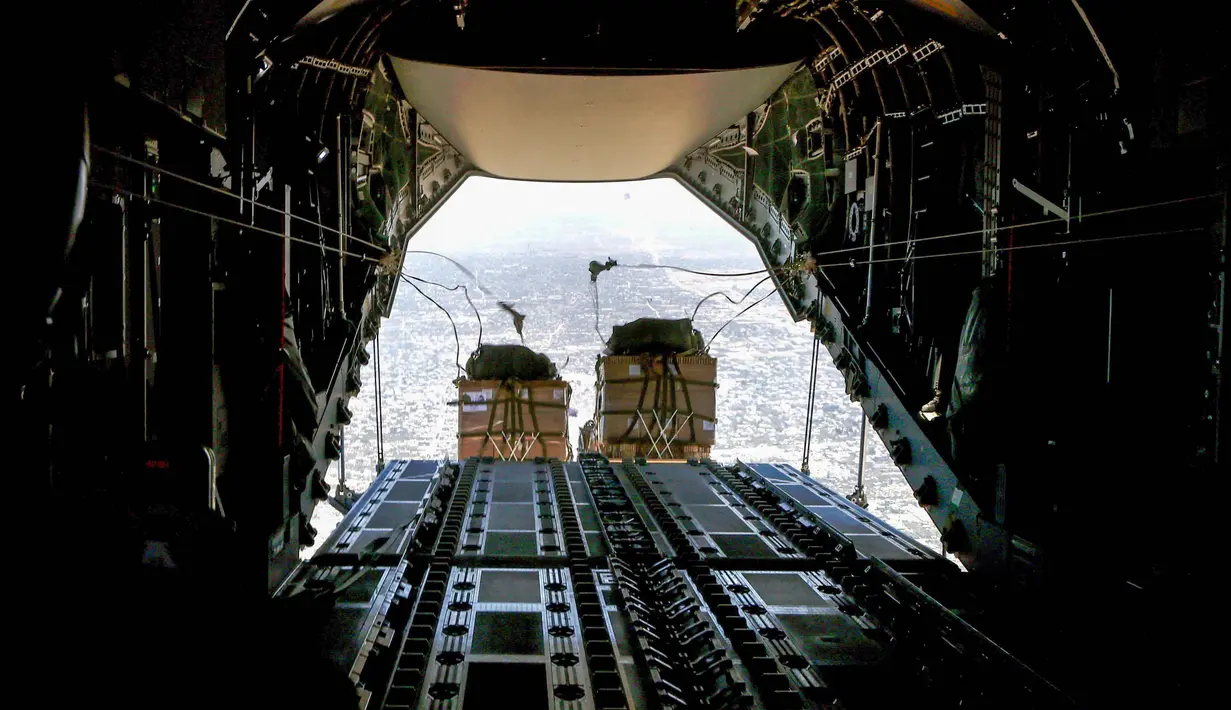 Perdana Menteri Spanyol Pedro Sanchez menyatakan, pada Senin (28/7/2025), operasi airdrop ini akan diluncurkan dari Yordania, menyusul aksi serupa pada Maret lalu yang mengangkut 26 ton bantuan. (HANDOUT/Kementerian Pertahanan Spanyol/AFP)