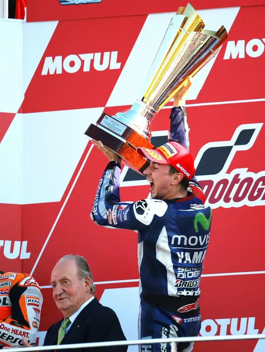 Jorge Lorenzo melakukan selebrasi di atas podium usai sukses menjadi juara dunia MotoGP 2015 di seri terakhir Grand Prix Valencia di Sirkuit Ricardo Tormo di Valencia, Spanyol, Minggu (8/11). (REUTERS/Heino Kalis)