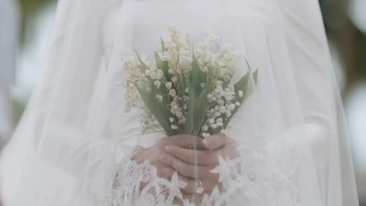 Ilustrasi buket bunga Lily of the Valley Luna Maya