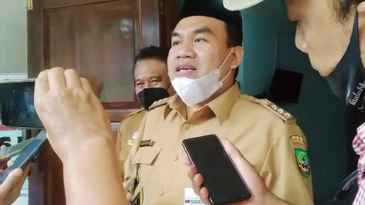Bupati Blora, Gus Arief Rohman saat diwawancarai awak media. (Liputan6.com/Ahmad Adirin)