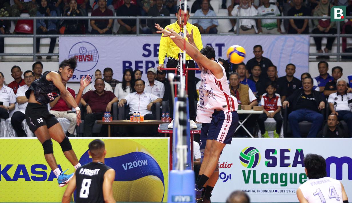 Pemain Timnas Voli Thailand, Anurak Phanram (kanan) melakukan spike ke arah pemain Timnas Voli Indonesia pada laga putaran pertama SEA V League 2023 di Padepokan Voli Jenderal Polisi Kunarto, Bogor, Minggu (23/07/2023). (Bola.com/Bagaskara Lazuardi)