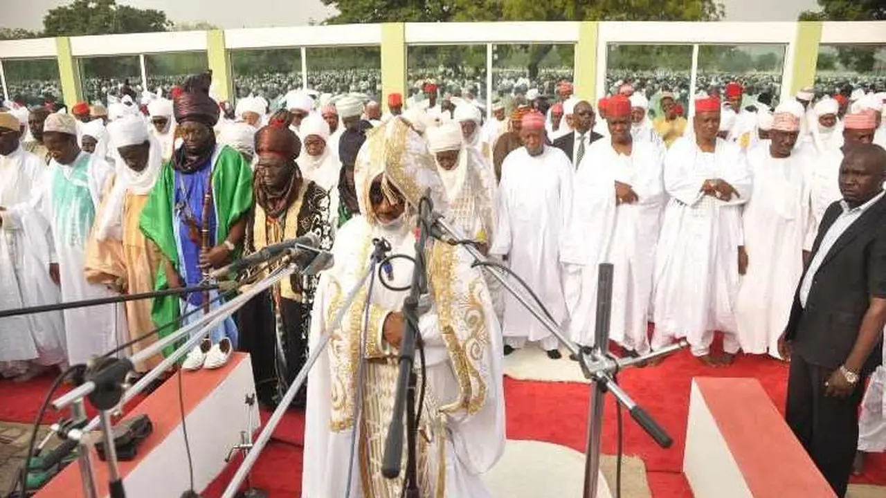 Sholat Idul Fitri  di Nigeria sebelum dimulainya perayaan. (nta.ng)