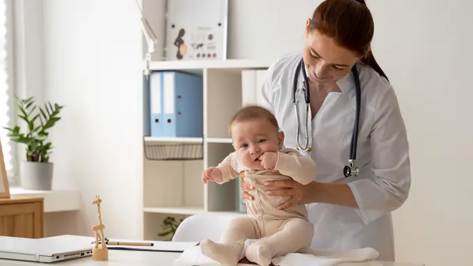 Ilustrasi bidan, imunisasi bayi