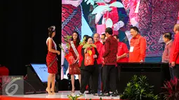 Ketua Umum PDIP Megawati Soekarnoputri memberikan bibit tanaman kepada Presiden Jokowi saat HUT PIDP ke-44 di JCC, Jakarta Pusat, Selasa (10/1). Usai memberikan tumpeng, Megawati memberikan bibit tanaman kepada Presiden Jokowi.(Liputan6.com/Faizal Fanani)