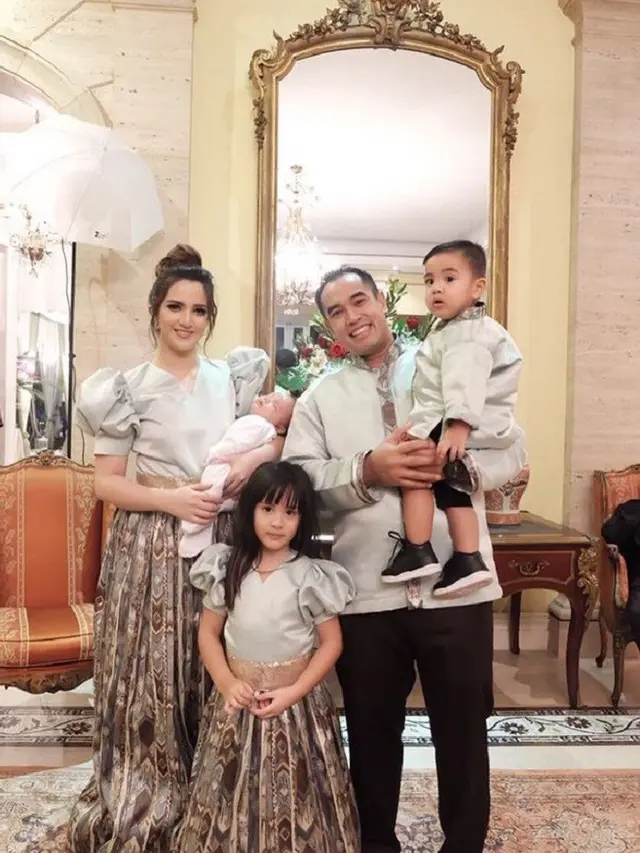 artis pakai baju lebaran kompakan dengan keluarga (Credit: Instagram/ramadhaniabakrie)