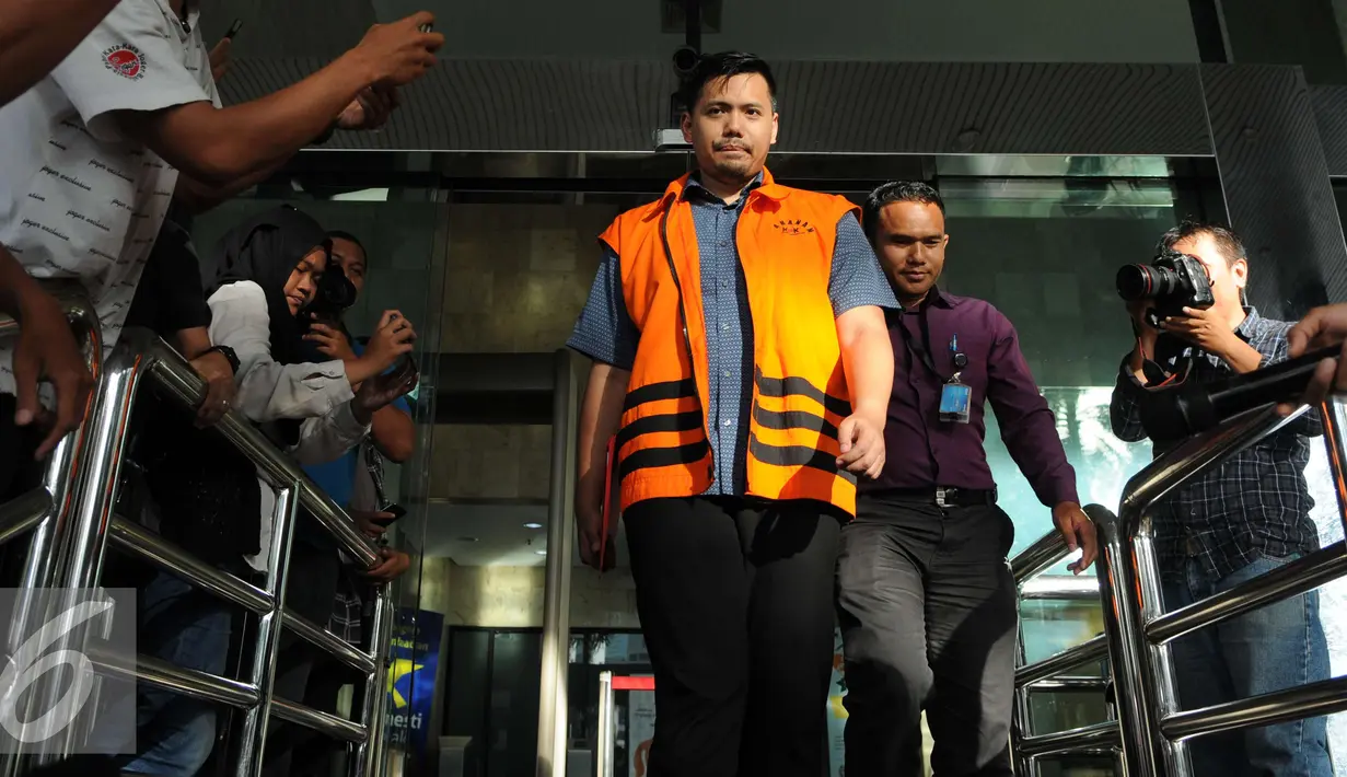 Tersangka kasus dugaan suap proyek pengadaan satelit pemantauan Badan Keamanan Laut (Bakamla) Muhammad Adami Okta meninggalkan gedung KPK usai menjalani pemeriksaan di Jakarta, Selasa (20/12). (Liputan6.com/Helmi Affandi)