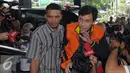 Tersangka kasus suap DPRD DKI Jakarta Ariesman Widjaja tiba di Gedung KPK, Jakarta, Selasa (5/4). Ariesman Widjaja diperiksa sebagai tersangka dalam kasus suap anggota DPRD Jakarta, M Sanusi yang diamankan dalam OTT. (Liputan6.com/Helmi Afandi)