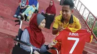 Andik Vermansah bertemu dengan fans spesial, Nur Aina Syafiqah, yang setia mendukungnya dalam keterbatasan. (Bola.com/The Star)