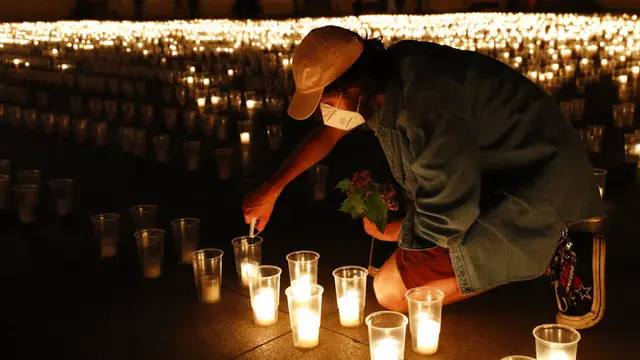 FOTO: Nyala Lilin untuk Korban Meninggal Akibat COVID-19 di Republik Ceko