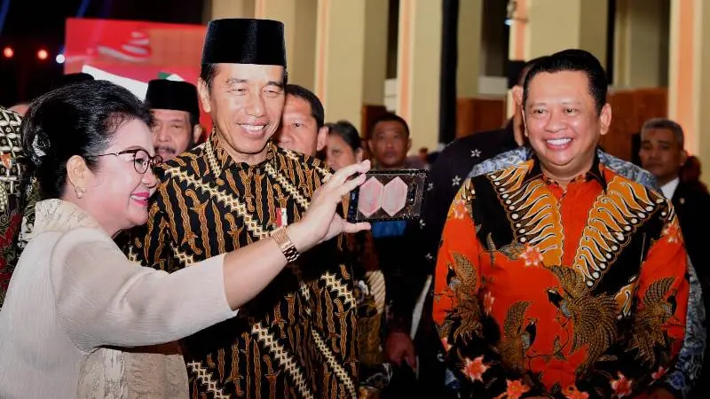 Presiden Jokowi Pakai Batik Motif Keris di Acara Hari Konstitusi dan HUT ke-78 MPR RI