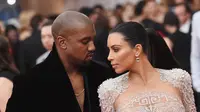 Beberapa waktu belakangan Kim Kardashian dan Kanye West disebut telah berpisah dan akan segera mengakhiri hubungan rumah tangganya. Tak diketahui penyebabnya, namun rumor ini tersiar setelah tragedy di Paris. (AFP/Bintang.com)