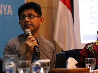 Wakil Ketua KPK, Laode Muhamad Syarif bersama Menteri Kelautan dan Perikanan Susi Pudjiastuti dalam diskusi publik bertajuk 'Kebijakan Reklamasi: Menilik Tujuan, Manfaat, dan Efeknya' di auditorium KPK, Jakarta, Selasa (4/10). (Liputan6.com/Helmi Afandi)