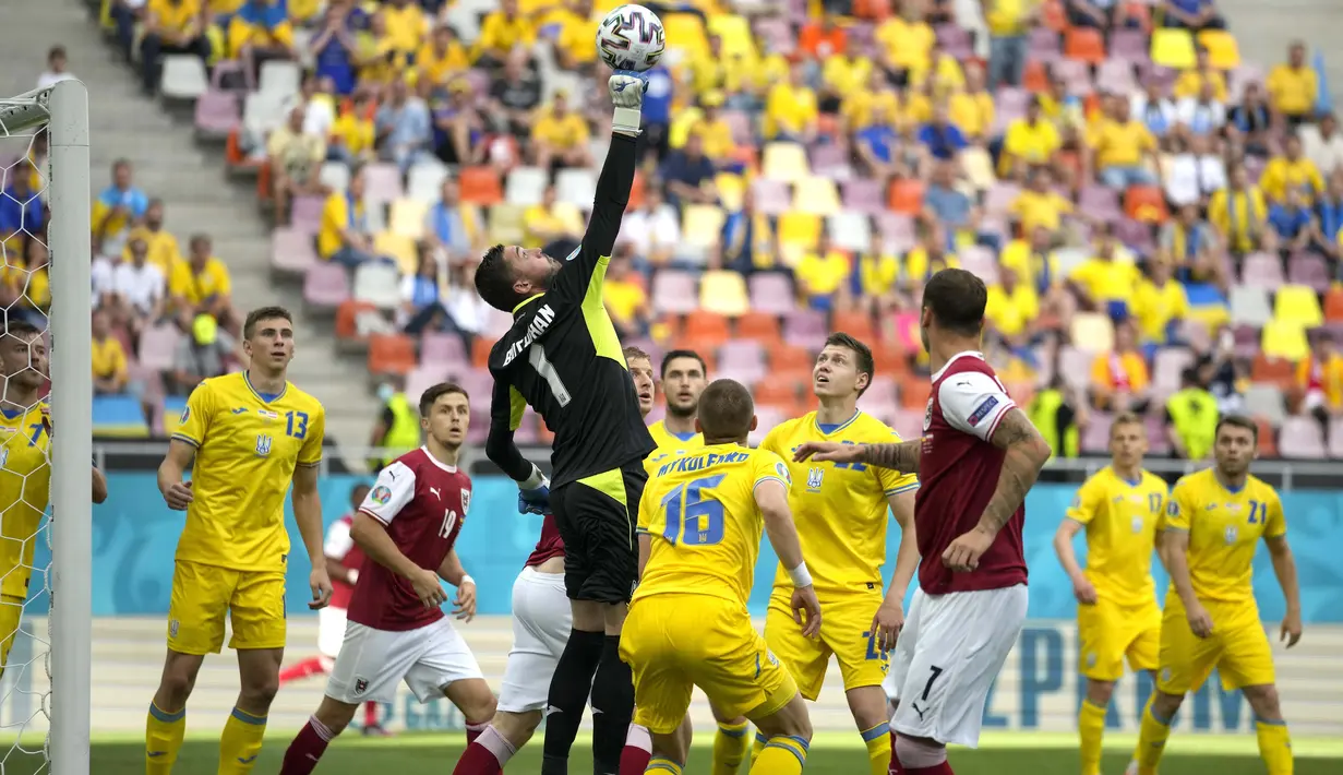 Sampai waktu perpanjangan habis tak ada tambahan gol tercipta. Austria pun keluar sebagai pemenang dan berhak melaju ke 16 besar Euro 2020. (Foto: AP/Vadim Ghirda)
