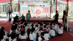 Sejumlah siswa SD mendengarkan dongeng antikorupsi saat Roadshow Bus KPK tiba di Balai Kota Semarang, Jawa Tengah, Sabtu (13/10). Langkah ini untuk mencegah korupsi sejak dini. (Liputan6.com/Gholib)