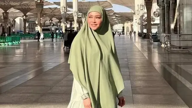 Maia Estianty memakai gamis pastel lembut (Foto: Merdeka.com)