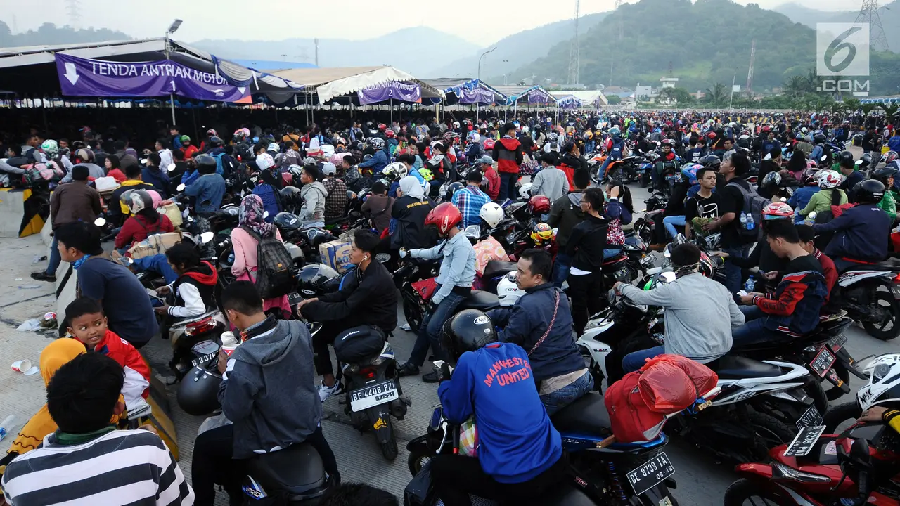 20170623-Membludak, Polisi Jaga Ketat Antrian Pemudik Bermotor-Tebe