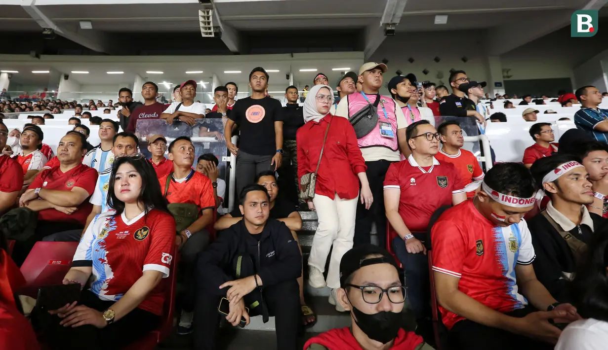 Suporter tampak serius saat menyaksikan laga Timnas Indonesia vs Argentina pada FIFA Matchday 2023 di Stadion Utama Gelora Bung Karno, Jakarta, Senin (19/6/2023). (Bola.com/Muhammad Iqbal Ichsan)