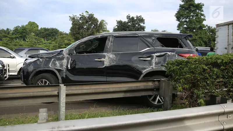 Kecelakaan Fortuner dengan Truk Boks, Lalin Tol Jagorawi Arah Jakarta Tersendat