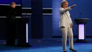 Capres AS dari Partai Demokrat, Hillary Clinton melambaikan tangannya ke arah penonton ketika berjalan di podium perhelatan debat ketiga dan terakhir capres AS di University of Nevada, Las Vegas, Rabu (19/10). (REUTERS/Carlos Barria)