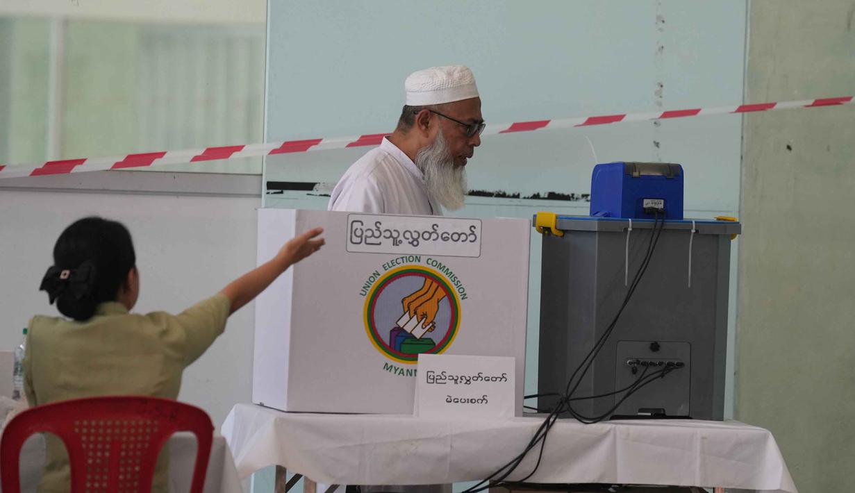 Pemilu juga tidak dilaksanakan secara serentak di seluruh negeri karena konflik bersenjata yang masih berlangsung di banyak wilayah. Tampak dalam foto, seorang pemilih memberikan suara di tempat pemungutan suara di Yangon, Myanmar, Minggu, 28 Desember 2025,  (AP Photo/Thein Zaw)